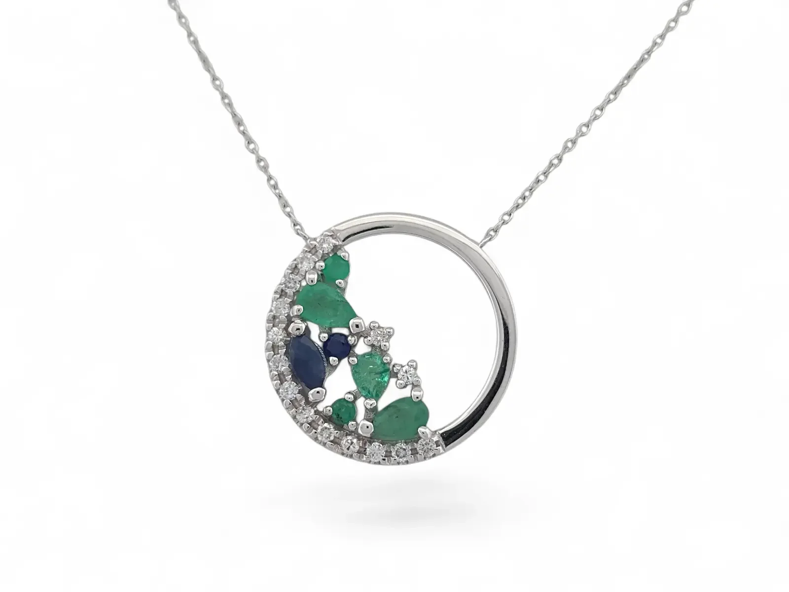 Diamant halsband i 18K vitguld med safirer och smaragder
